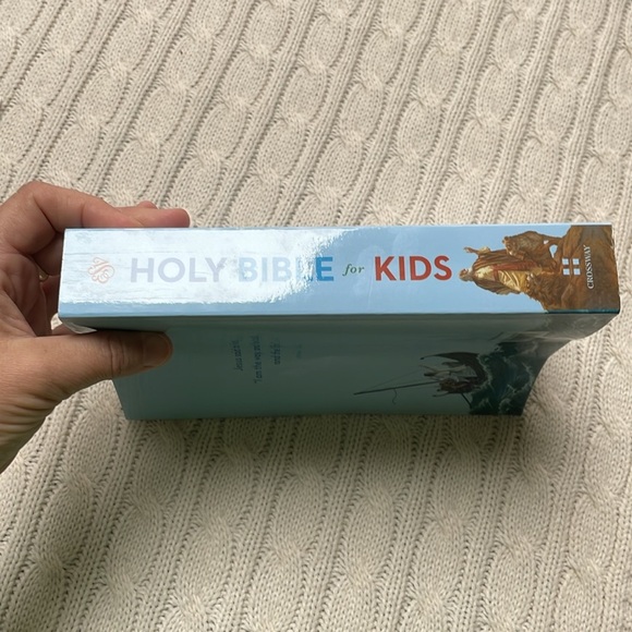 The Holy Bible for Kids 1148 pages with colored images paperback blue cover - Picture 8 of 12